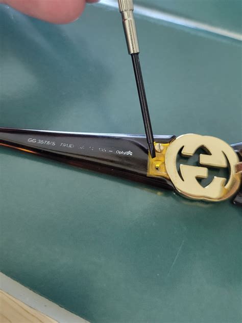 do gucci sunglasses have screws